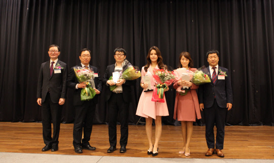 GC녹십자는 22일 서울 서초구 더케이 호텔에서 열린 대한의사협회 제70차 정기대의원총회에서 '제40회 GC녹십자 언론문화상' 시상식을 진행했다.. (왼쪽부터)추무진 대한의사협회 회장, 이상철 후생신보 기자, 강현구 의약뉴스 기자, 나윤숙 MBC 기자, 이하린 YTN 기자, 장평주 GC 전무가 기념 촬영을 하고 있다.(GC녹십자 제공)